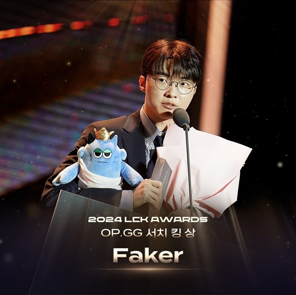 Ảnh Faker nhận giải Search King Award tại LCK Awards.