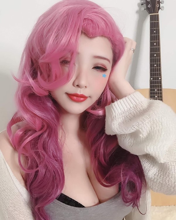 Cô nàng còn cosplay vị tướng Seraphine