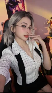 Nữ Streamer theo đuổi phong cách cực sexy