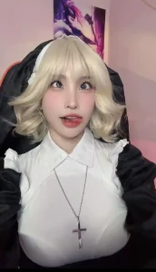 Ngoài công việc livestream cô nàng cũng có đam mê lớn với công việc cosplay